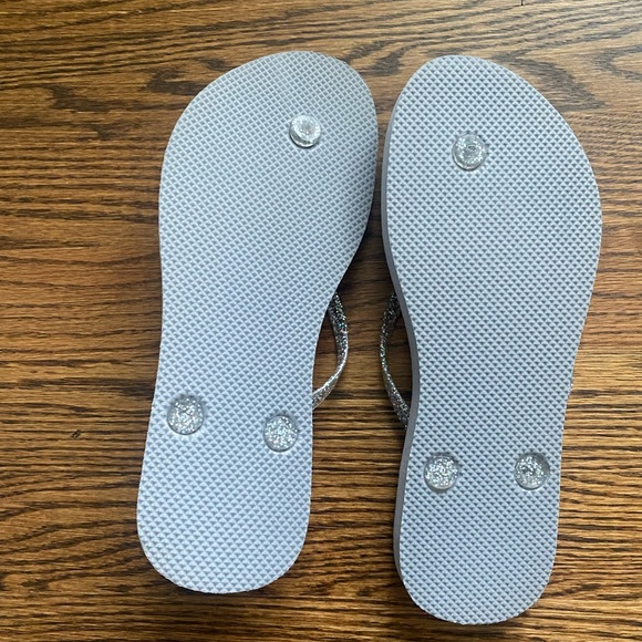 NWOT Old Navy Grey/Silver Flip Flops Size: 7-8 - Picture 3 of 3